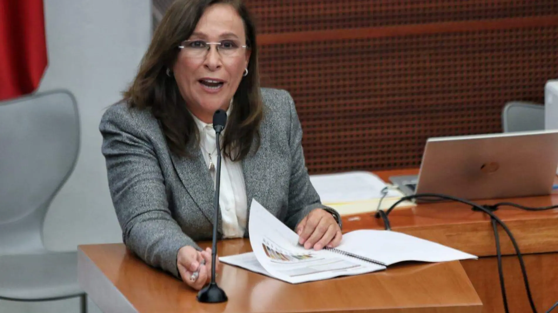 rocio nahle compare ROBERTO HERNANDEZ